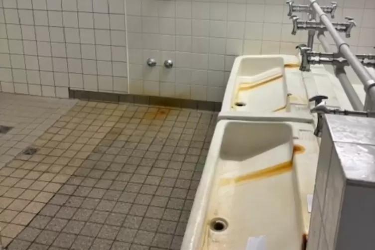 Im Becken und auf dem Boden: rostige Spuren.