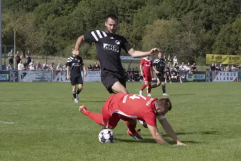 Bekam nach der Partie beim TuS Marienborn ein Sonderlob von seinem Trainer: Der Steinbacher Ricky Schander (oben), hier im Spiel