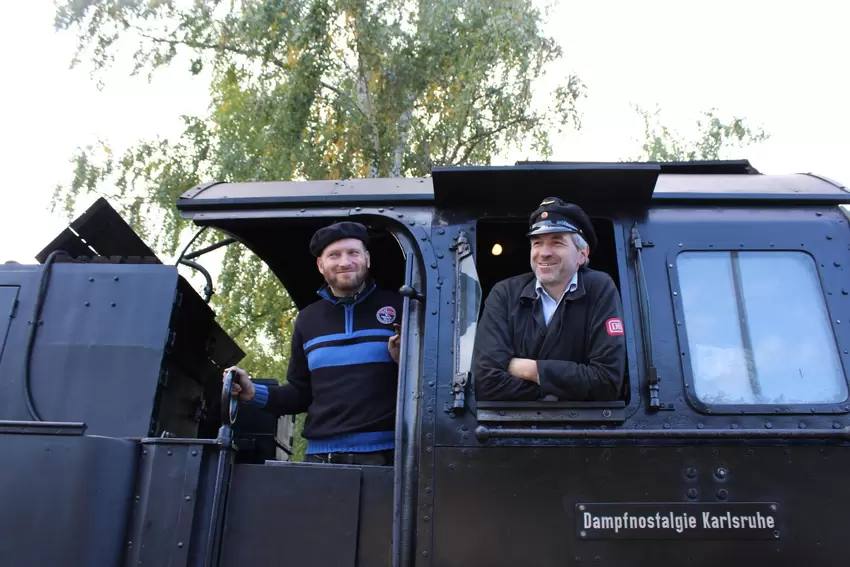 Lokführer und Heizer posieren für die Fotografen.