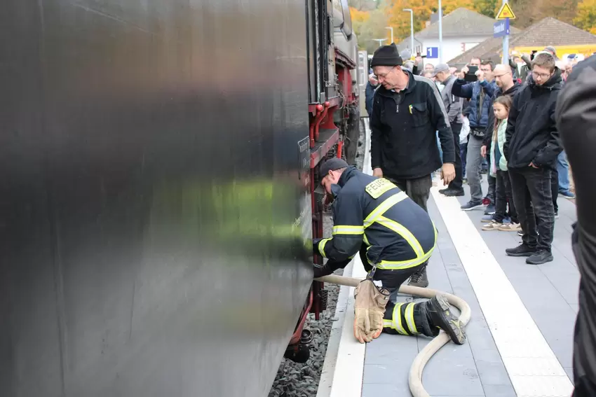 Die Feuerwehr hilft beim Betanken der Lok mit Wasser in Thaleischweiler-Fröschen.