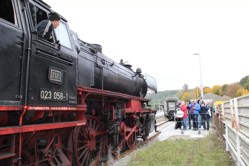 Rangieren vor zahlreichen Zuschauern und Fotografen in Pirmasens.