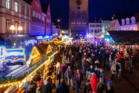 Weihnachtsmarkt: Trubel im Bereich vor dem Altpörtel. Weihnachtsmarkt: Trubel im Bereich vor dem Altpörtel.