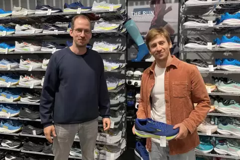 Laufsport als wichtige Sparte: Jonas (links) und Lukas Bonn im entsprechenden Bereich ihres Geschäfts in der Wormser Landstraße. Laufsport als wichtige Sparte: Jonas (links) und Lukas Bonn im entsprechenden Bereich ihres Geschäfts in der Wormser Landstraße.