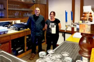 Thomas Haubelt, der neue Chef der Gaststätte „Zur Kegelbahn“ und Sabine Zanner, eine seiner Service-Mitarbeiterinnen. 