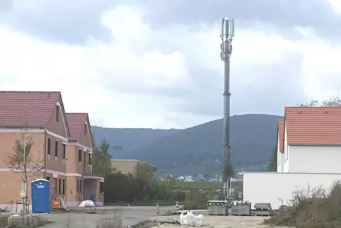 Blick auf das Baugebiet der ehemaligen Sektkellerei in Böchingen. Der provisorische Telefónica-Mobilfunkmast grenzt direkt an da