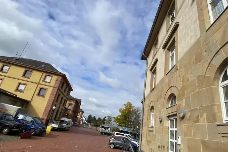 Das Sozialp&auml;diatrische Zentrum mit Fr&uuml;hf&ouml;rderung ist im einstigen Postgeb&auml;ude (rechts) gegen&uuml;ber dem Hauptbahnhof ans&auml;ssig. 