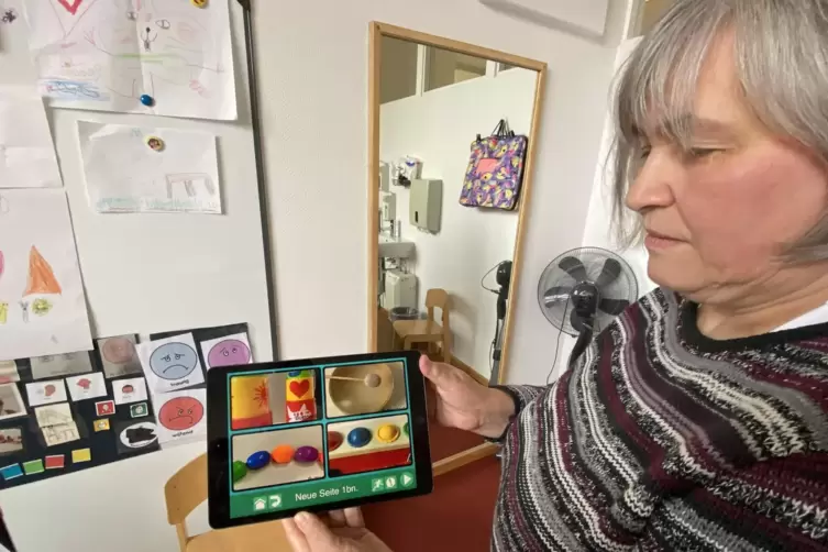 Logop&auml;din Martina Weis nutzt Abbildungen auf dem Tablet, wenn Patienten sich nicht &uuml;ber ihr Sprachverm&ouml;gen ausdr&uuml;cken k&ouml;nnen. 