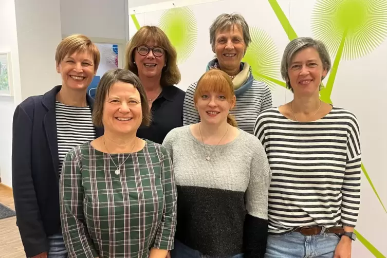 Im Sozialp&auml;diatrischen Zentrum sind (hinten von links) die Psychologin Corinna Beck, Heilp&auml;dagogin Isabella Kohl und die Physiot