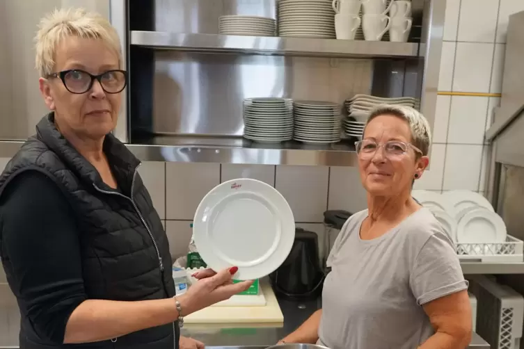 Hat in Frankenthal neu ge&ouml;ffnet: Meyer&rsquo;s Caf&eacute;. Vor der Er&ouml;ffnung haben Susanne Br&uuml;ggemann (links) und Corina Schl&auml;fer die K&uuml;che 