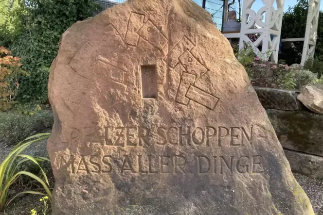 Dem Pfälzer Schoppen gewidmet: Sandsteinfindling im Lavendelgarten in Maikammer. Dem Pfälzer Schoppen gewidmet: Sandsteinfindling im Lavendelgarten in Maikammer.
