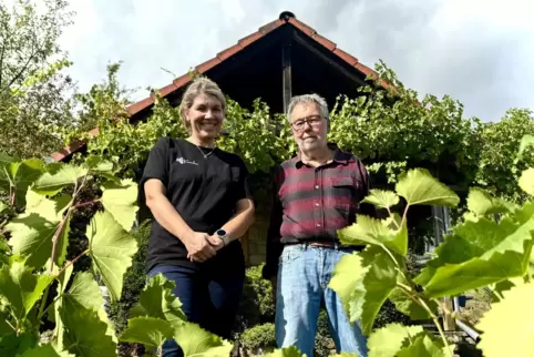  Winzerbruder Lothar Gerhauser steht der neuen Weinbergsbesitzerin Helena Kreischer immer noch bei Fragen zur Seite. 