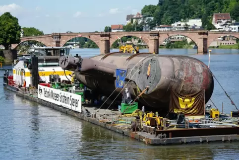 U17 auf seinem Transport nach Sinsheim, hier vor der Alten Brücke in Heidelberg.