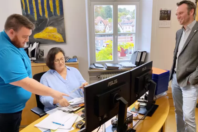 Die beiden stehen dem Landrat (rechts im Bild) k&uuml;nftig zur Seite: Kevin Kreutz und Karin Ruschel. 