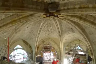 Blick in das Gewölbe des Chores von Notre-Dame während der Restaurierung.