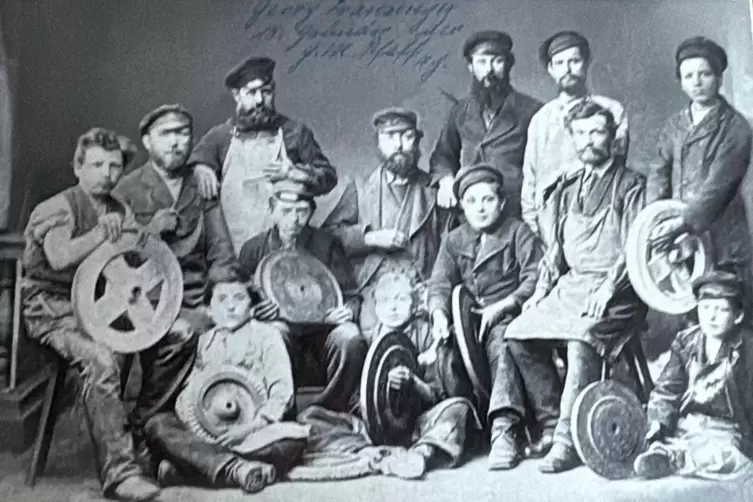 Das Foto zeigt Bernd Franzingers Ururgro&szlig;vater Georg (siehe Pfeil) als Mitarbeiter der Pfaff-Belegschaft 1866. Er war Modellschr