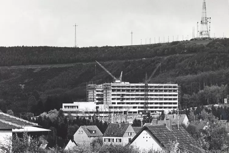 Das Krankenhausgeb&auml;ude auf der Atzel w&auml;hrend der Bauzeit zu Beginn der 1970er Jahre.