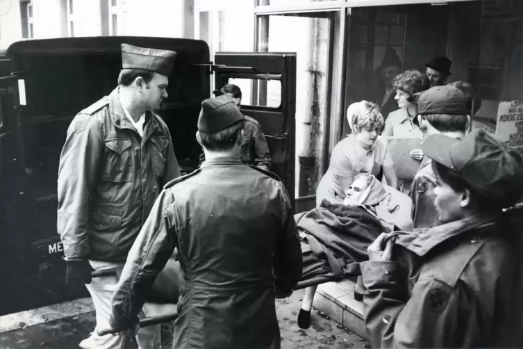 Der Umzug der Patienten gelang im November 1975 mit tatkr&auml;ftiger Unterst&uuml;tzung der Amerikaner. 