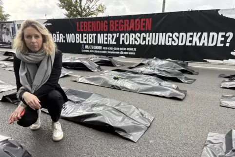Caroline Schmidhubers Sohn hat ME/CFS. Sie fordert vom Bund mehr Geld für die Therapie- und Medikamentenforschung gegen die Kran