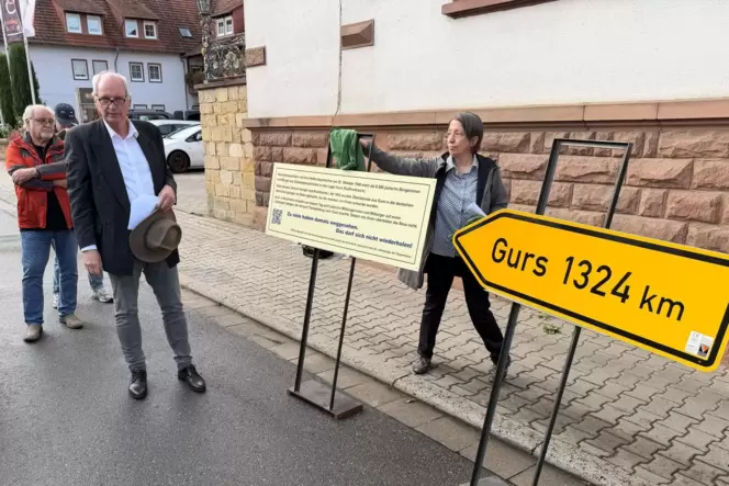 Enthüllen die Gedenkschilder: Arthur Höhn und Sabine Spieß-Barth von der Interessengemeinschaft Jüdisches Kirchheim.