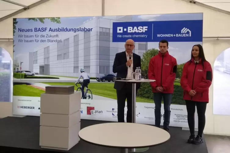 Matthias Flick und die beiden Auszubildenden Lorenz Scheuermann und Cejada Karaca (von links) vor der Grafik des neuen Ausbildun