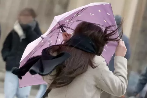 Der Regenschirm sollte in den nächsten Tagen immer griffbereit sein. Aber Achtung vor den Sturmböen. 