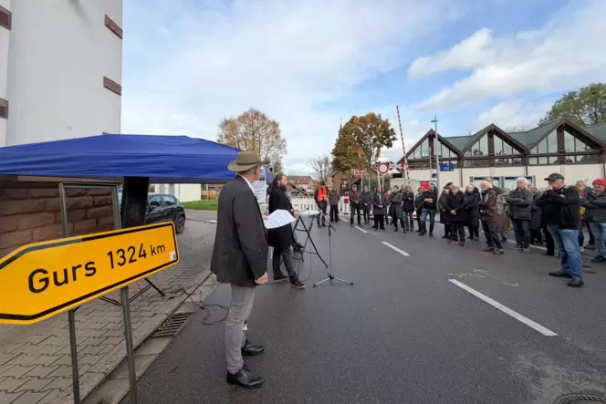 Viele Menschen, aber keine FWG-Delegation: Gedenkschild-Enthüllung in Kirchheim.