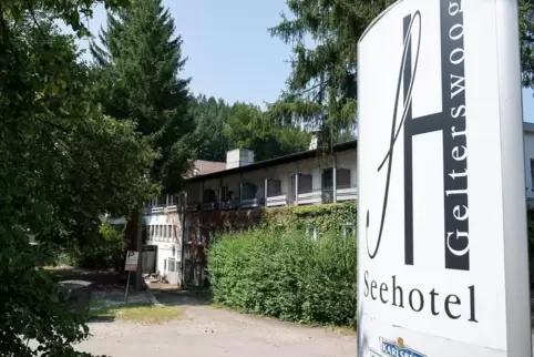 Steht seit Monaten leer: das frühere Seehotel am Gelterswoog. Ein Investor will dem Gebäude eine Auffrischungskur verpassen.