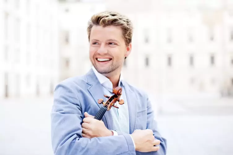 Julian Rachlin, im &bdquo;Hauptberuf&ldquo; ein weltweit bekannter Geiger, stand am Pult der Staatsphilharmonie. 