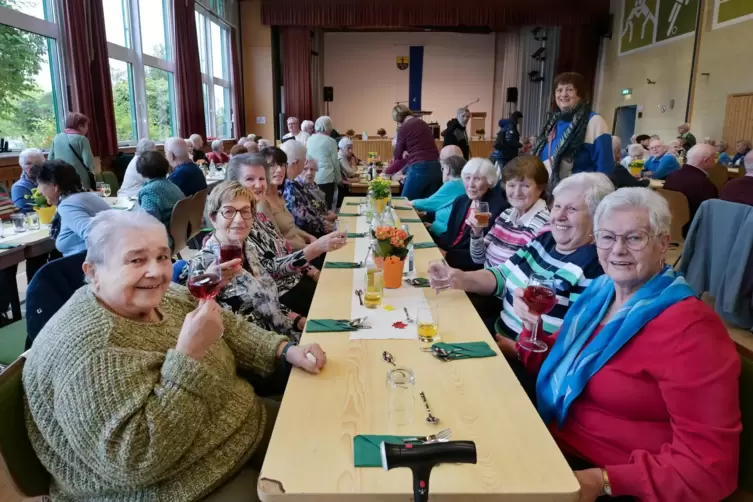 Die Senioren und Seniorinnen um Christel Weinkämmerer (links vorne) und Waltraud Dienst (rechts vorne) genießen bei einem Gläsch