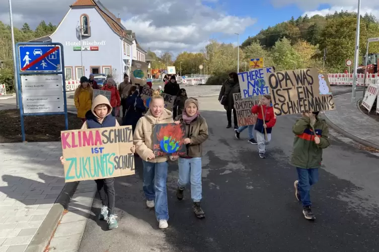 "Wir sind hier, wir sind laut, weil ihr uns die Zukunft klaut", skandierten die kleinen Teilnehmer voller Inbrunst und machten d