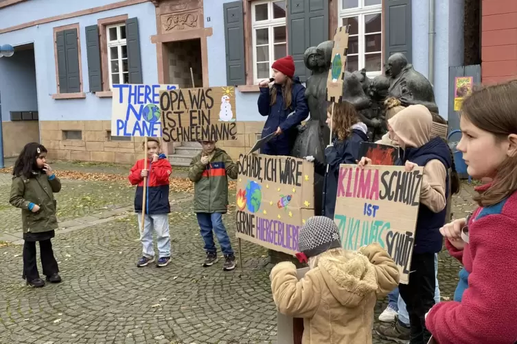 Von wegen Kinder k&ouml;nnen nichts bewirken: Etwa 30 Kinder und ihre Eltern und Gro&szlig;eltern nahmen bei dem Klima-Protest am Freitag u