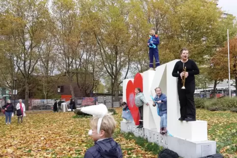 Vom Fackelbrunnen aus führt der Weg über die „I love KL“-Skulptur zum Pfalztheater – und alles ist Teil des Theaterstücks. 
