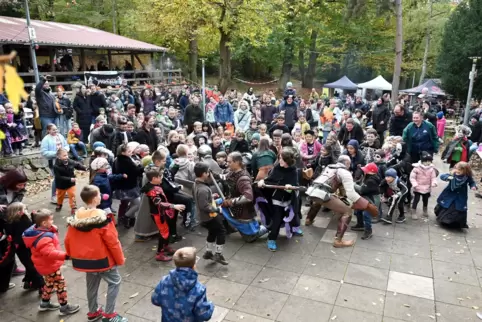 Die Kinder müssen sich den „Schatz voller Süßigkeiten“ erkämpfen. 