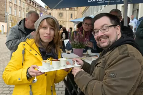 Testen das Angebot beim Suppenfest in der Maximilianstraße: die Besucher Martin Zürker und Mareike Kupferschmidt. 