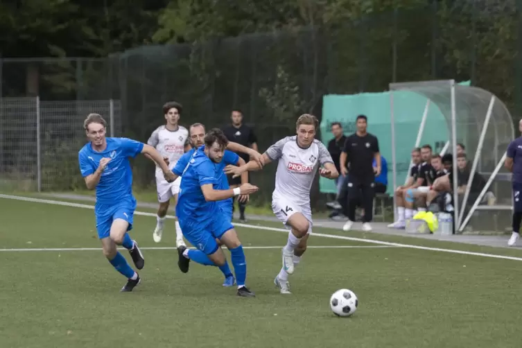 In neuer Rolle: Arminias Sebastian Beikert (rechts).
