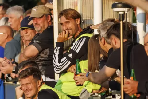Nachdenklich: Steinbachs Spielertrainer Daniel Ghoul (Mitte), hier auf der Bank in einer Pokalpartie beim TuS Rüssingen. 