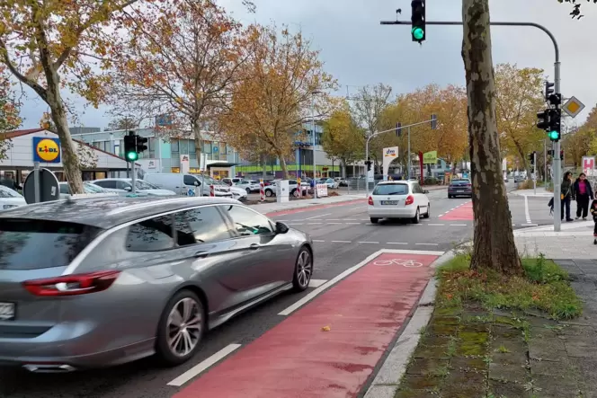 Die neue Zufahrt von der Königstraße auf das Pfaff-Gelände ist seit Dienstag offen. PEG und Stadt hoffen auf einen Schub für die Die neue Zufahrt von der Königstraße auf das Pfaff-Gelände ist seit Dienstag offen. PEG und Stadt hoffen auf einen Schub für die