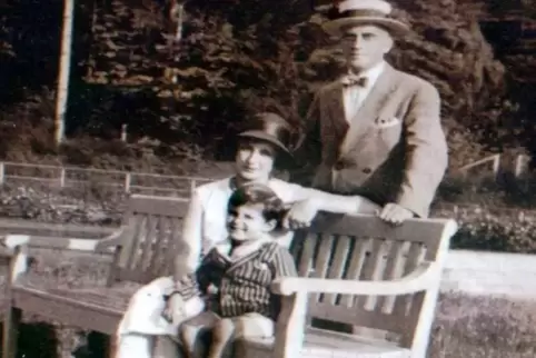Auch die Wohnung von Carl, Therese und Hans Schweitzer wurde in der „Kristallnacht“ verwüstet. Carl Schweitzer war anschließend 