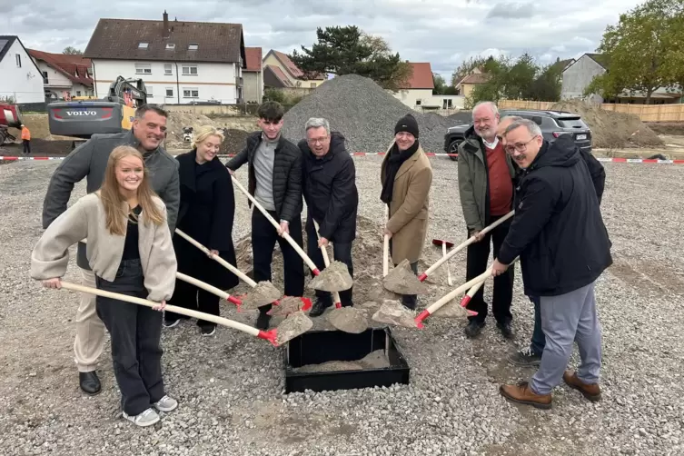 Zur offiziellen Grundsteinlegung waren unter anderem Vertreter des Landkreises, der Schule und des Landes Rheinland-Pfalz vor Or