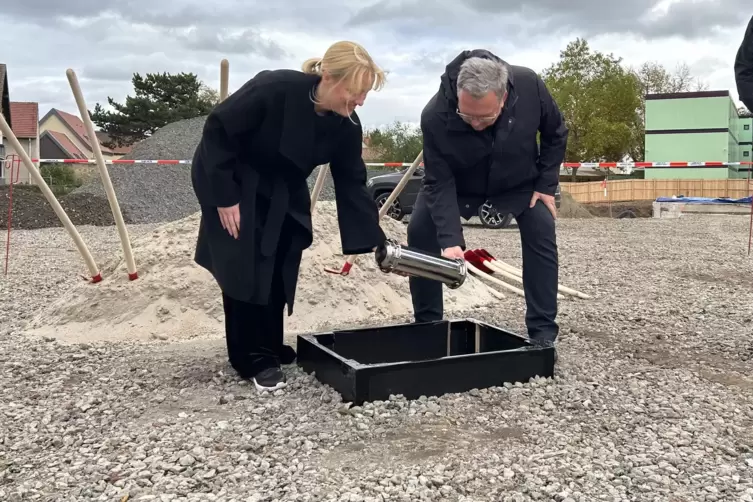 Schulleiterin Nicola Heinemann und Landrat Clemens K&ouml;rner beim Vergraben der Zeitkapsel.