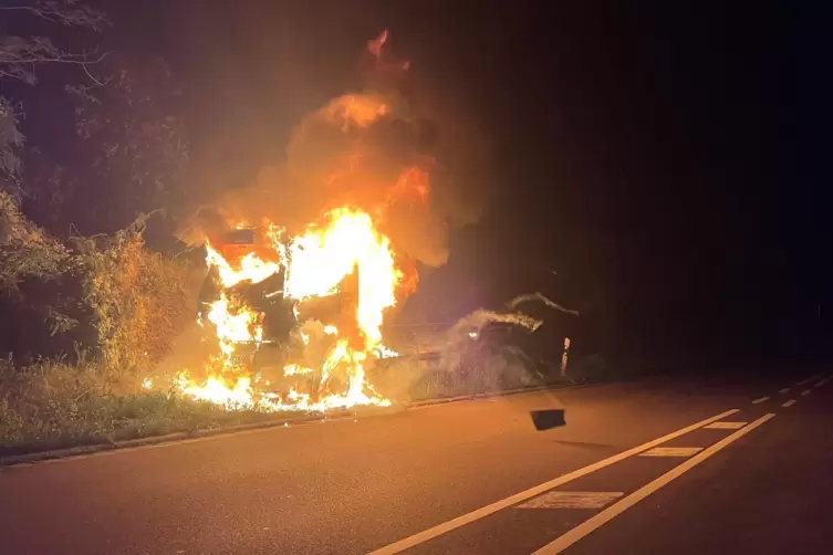 In der Nacht vom 21. auf den 22. Mai 2024 brannte dieser Lkw bei Birkenheide komplett aus. 