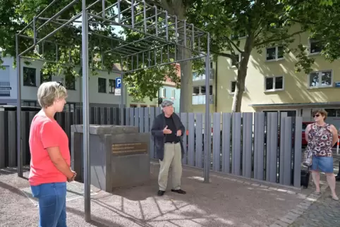 2020: Künstler Wolf Spitzer und die Bürgermeisterinnen Stefanie Seiler (links) und Monika Kabs am damals erst komplett fertigges