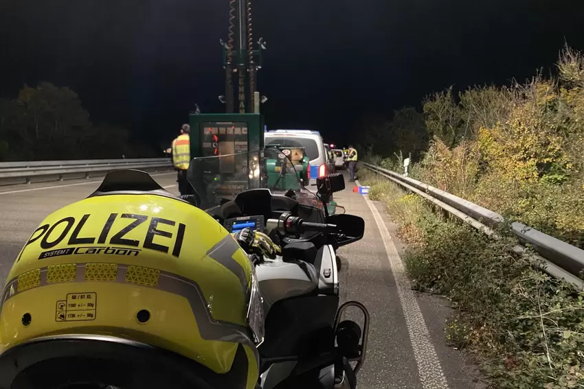 Ein Lichtmast sorgte für taghelles Licht an der Kontrollstelle.