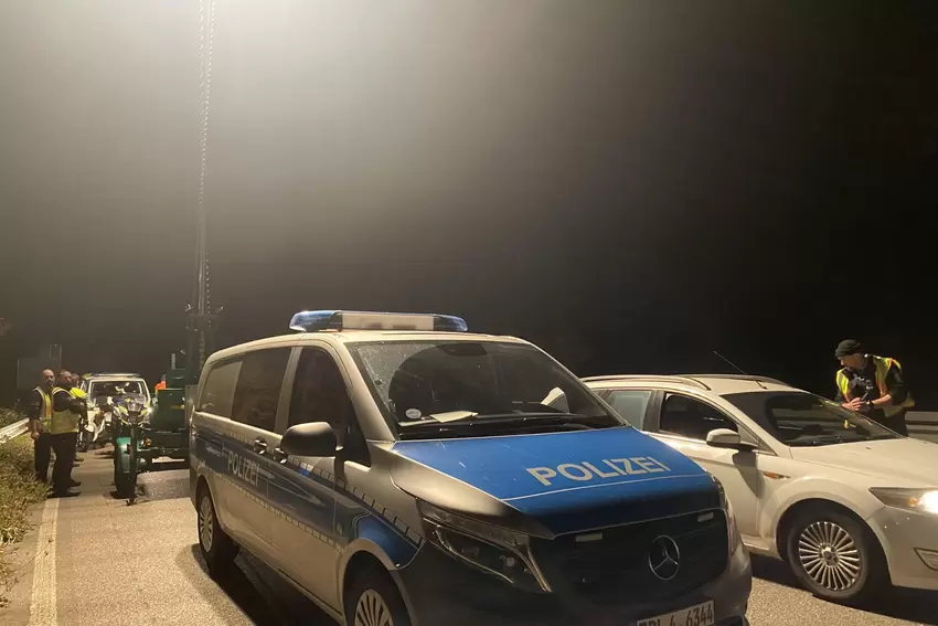 Großkontrolle der Polizei auf der B35-Brücke bei Germersheim.