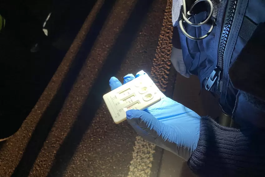 Warten auf das Ergebnis eines Drogenschnelltests. Hier war am Ende alles negativ.