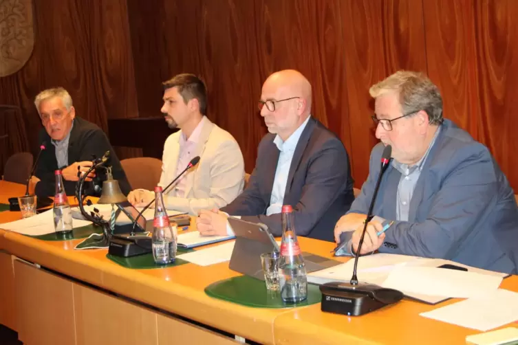 Der Homburger Bosch-Betriebsratschef Oliver Simon (ganz links) verr&auml;t Details zu den geplanten Stellenstreichungen. Neben ihm si