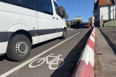 Kraftfahrzeug nah dran: Der verhältnismäßig schmale Schutzstreifen in der Oberen Langgasse ist am Anfang mit einer durchgezogene