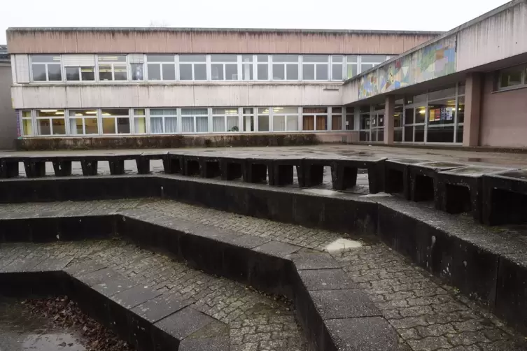 Soll k&uuml;nftig die Grundschule beherbergen: das Geb&auml;ude der ehemaligen Realschule plus in Wallhalben, das derzeit noch vom Sicking