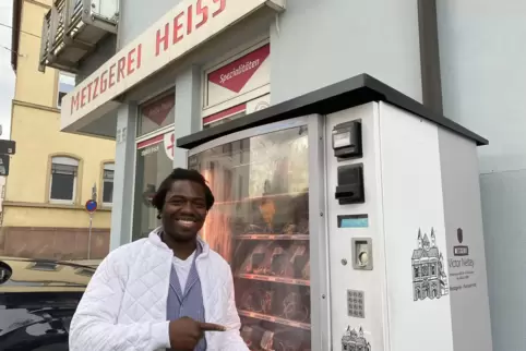 Setzt auf sein Ladengeschäft und mehrere Wurstautomaten: Metzgermeister Victor Nettey. 