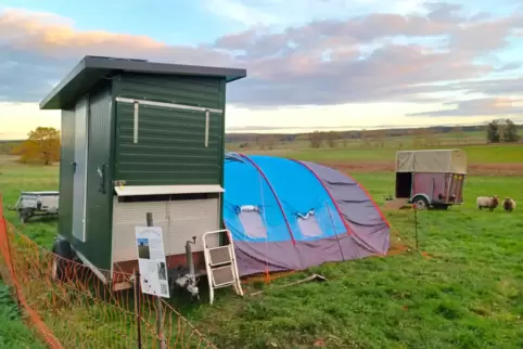 Susanne Prinzkosky hat für ihre „Wanderhennen“ ein Zelt vor dem mobilen Stall aufgebaut, um ihnen zumindest etwas Auslauf zu bie